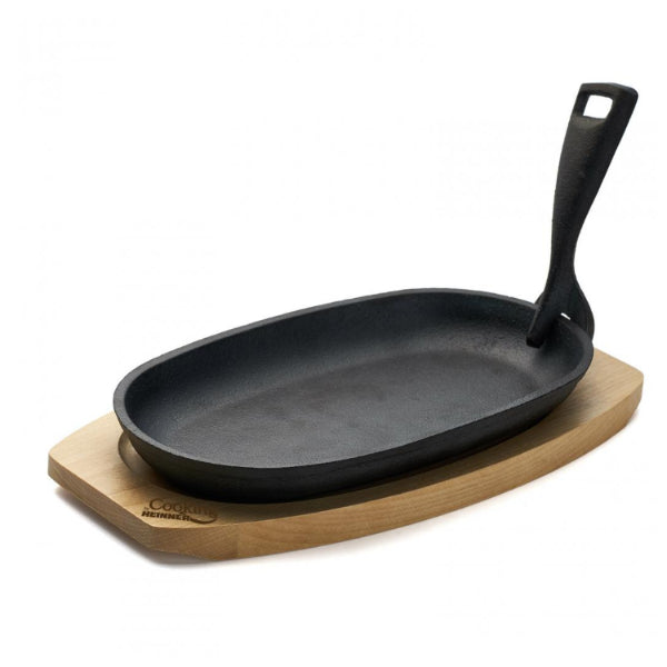 Platou servire oval, fonta pura, cu maner si baza din lemn